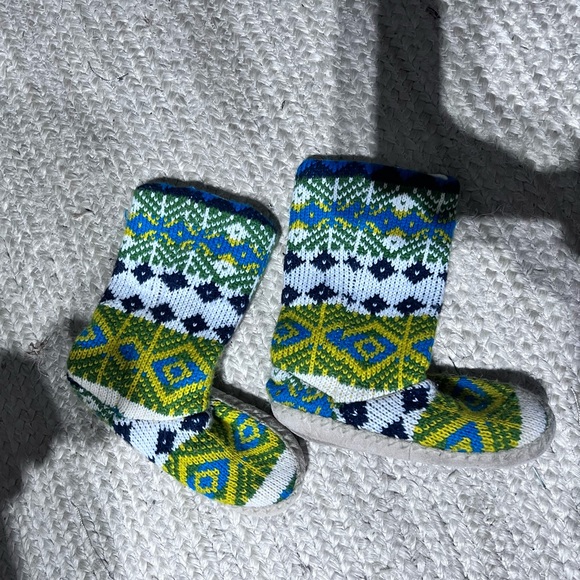 Womens size 7 mukluks woven knit booties - Picture 4 of 4